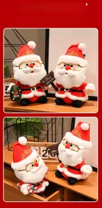 Détail de peluches Père Noël avec lunettes dorées et broderie festive sur les chapeaux
