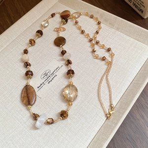 Dettaglio della collana di perle Maillard con elementi in giada bianca e agata