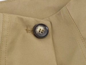 Detailaufnahme der dunklen Marmorknöpfe und der khakifarbenen Twill-Struktur der Jacke