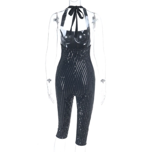 Vue arrière détaillée d'une combinaison à paillettes noires avec dos nu licou