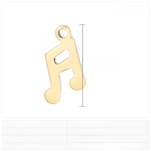 Vue macro d'un pendentif note de musique doré 13x7mm en acier inoxydable poli