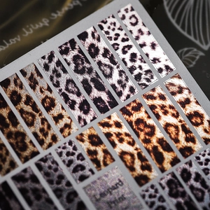 Autocollants à ongles motif léopard doré et argenté avec texture métallique brillante