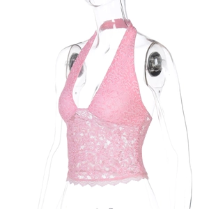 Détail du haut dos nu en dentelle florale rose avec mesh transparent et finitions fines