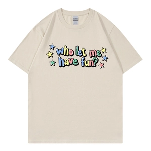 Detail eines aprikosenfarbenen T-Shirts mit buntem Who let me have fun Schaumdruck