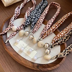Collier foulard en soie à imprimé léopard avec perles nacrées et boules en métal poli