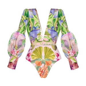 Vue détaillée d'un maillot de bain floral avec décolleté en V profond et manches bouffantes