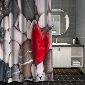 Detail eines 3D-Kieselstein-Duschvorhangs mit rotem Herz auf wasserfestem Polyester