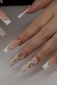 Détails de faux ongles longs avec fleurs 3D, pendentifs papillons dorés et strass brillants