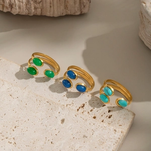 Bagues dorées ajustables avec pierres naturelles vertes, bleues et turquoise sur socle