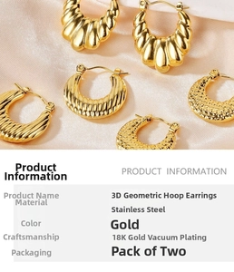 Vue détaillée des boucles d'oreilles géométriques en acier doré 18 carats sur soie