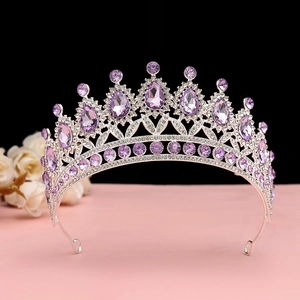 Dettaglio corona barocca argentata con cristalli viola a goccia e fini decori filigranati