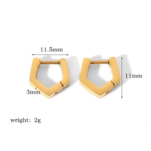 Detail view of 18k gold geometric earrings with dimensions 11.5mm and weight 2g