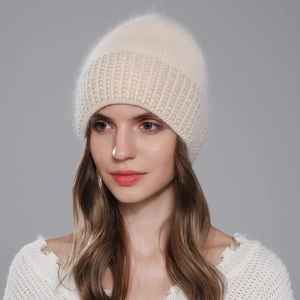Berretto invernale in lana d'angora beige con bordo a coste in filo metallico lucido