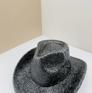 Détail d'un chapeau de cowboy noir pailleté avec texture tissée et bord large