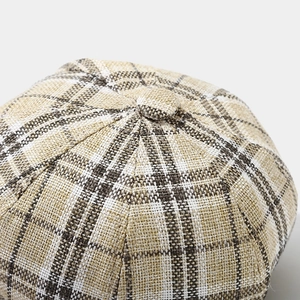 Gros plan détaillé d'un chapeau octogonal à carreaux beige avec texture de tissu tissé