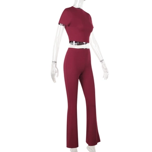 Dettaglio completo completo bordeaux in maglia a coste con crop top e pantaloni svasati