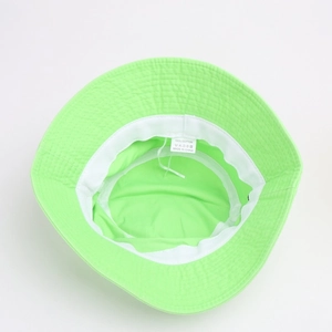 Détail intérieur du bob vert fluo montrant la bande de transpiration et l'étiquette en coton