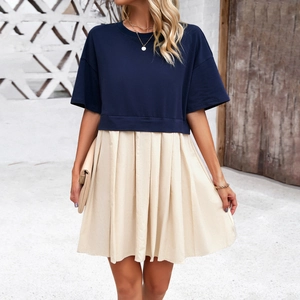 Elegante set due pezzi con top blu marino a maniche corte e gonna beige a pieghe linea A