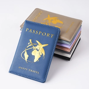 Copertine per passaporto in ecopelle colorata con motivi dorati e scritte di viaggio