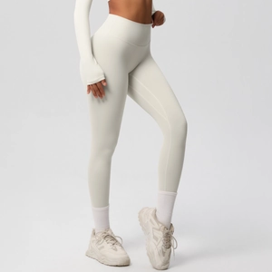 Detail van de textuur van crèmewitte yoga-broek met hoge taille en naadloze pasvorm
