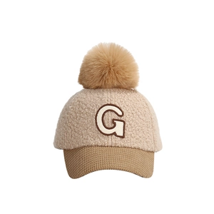 Warme Kinder Fleece Baseballkappe mit Bommel und G-Stickerei in Beige und Camel