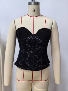 Détail du haut bustier en dentelle noire avec bretelles en velours sur mannequin