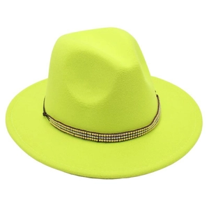 Détail du chapeau fedora en laine fluo avec perles dorées sur une lanière brune