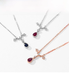 Vue détaillée de colliers goutte en cristal rouge et bleu avec accents d'étoiles