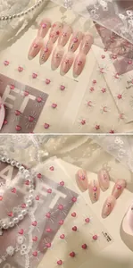 Dettaglio degli adesivi per unghie a cuore perlato rosa M-1355 con glitter olografici