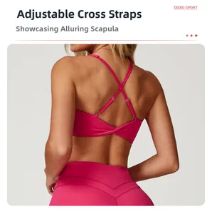 Détail de l'ensemble de yoga rose avec bretelles croisées réglables et dos ouvert chic