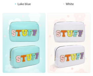 Détail de trousses de maquillage imperméables bleu lac et blanc avec écussons STUFF