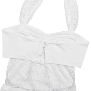 Détail du dos d'une robe en dentelle blanche avec licou et design à lacets chic