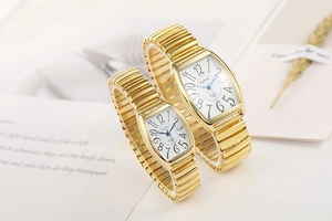Détail de montres à quartz tonneau dorées avec bracelet élastique et grands chiffres
