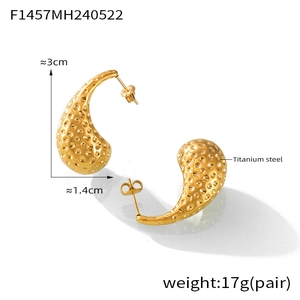 Détails de boucles d'oreilles en acier titane doré avec texture goutte martelée