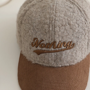 Casquette baseball enfant style américain en polaire avec broderie Nothing et bord velours