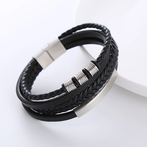 Dettaglio del bracciale multistrato in pelle nera con chiusura magnetica in acciaio argento