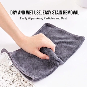 Chiffon de nettoyage épais en microfibre grise essuyant la poussière avec boucle d'attache