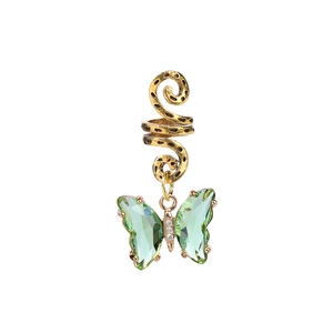 Détail d'un bijou d'oreille doré vintage avec un pendentif papillon vert clair ciselé