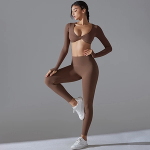 Detail von kaffeebraunem Yoga-Set mit Langarm-Crop-Top und High-Waist-Sportleggings