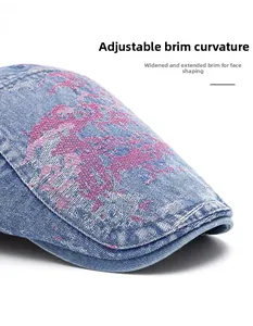Dettaglio della tesa regolabile di un berretto vintage in denim blu con stampa rosa