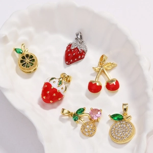 Ciondoli a forma di frutta dorata con zirconi colorati e smalto fragola e ciliegia