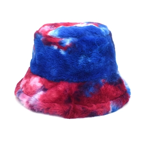 Détail macro du chapeau bob tie-dye avec une texture pelucheuse en fausse fourrure douce