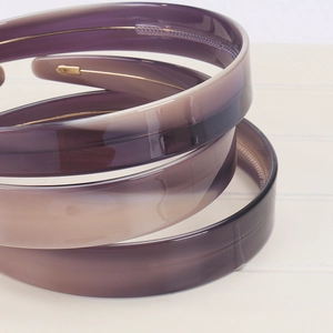Detail view of 2.2cm vintage acetate headbands with tortoiseshell pattern and non-slip teeth