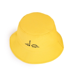 Détail du chapeau de soleil en coton jaune avec joli motif de dinosaure brodé pour bébés