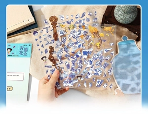 Details der PET-Aufkleber mit Mustern von blauem Porzellan und Kintsugi-Reparatur