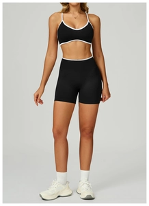 Détail de l'ensemble de sport deux pièces avec bordures contrastées et taille haute