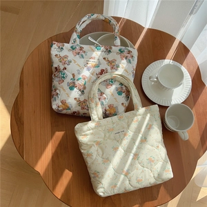 Détails de sacs en coton matelassé avec imprimés ours et motifs floraux doux