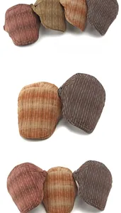 Vue détaillée de casquettes plates à rayures texturées en marron vintage, vert et anthracite