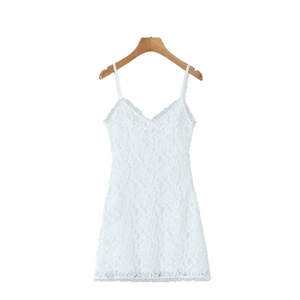 Mini-robe blanche en dentelle sans manches avec col en V et broderies délicates