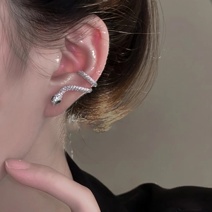 Manchette d'oreille serpent argentée avec yeux verts et design en oxyde de zirconium